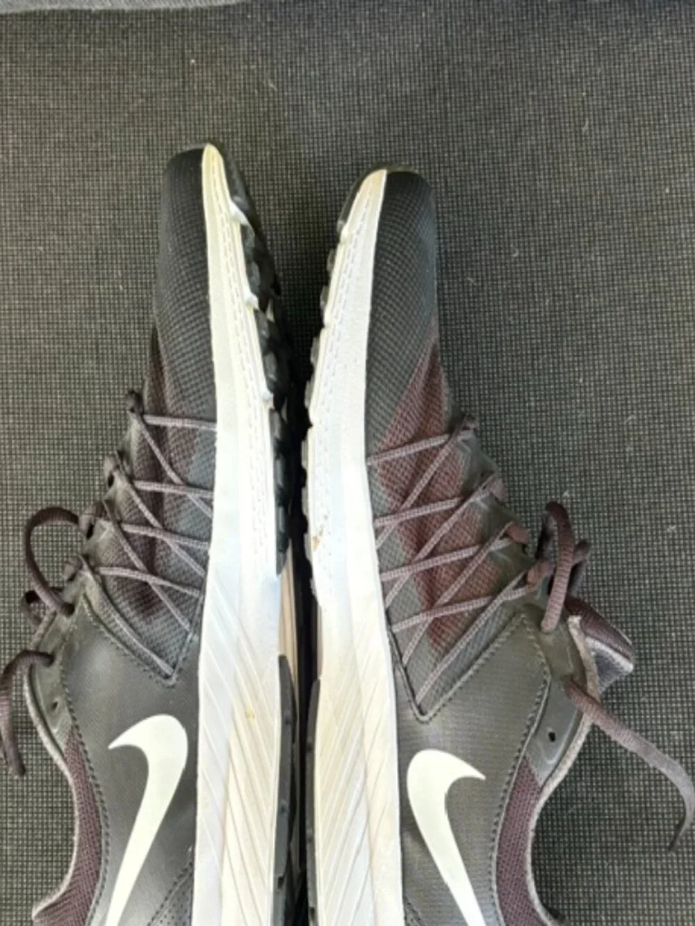 NIKE AIR ATHLETIC MENS SHOES SIZE 9.5